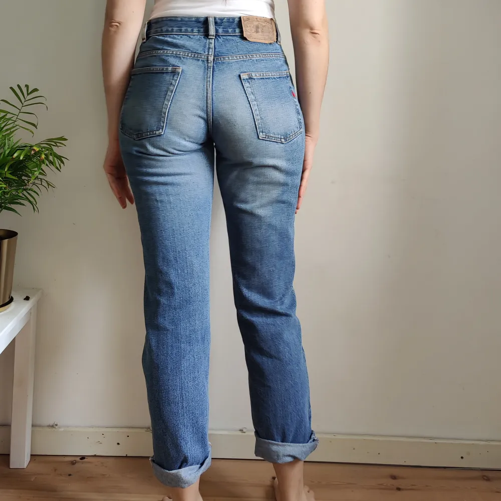 Midjehöga raka jeans med längre ben. W: 27 L: 32-33 Raka och går hela vägen ner (enbart uppvikta på bilderna). Klassiskt jeanstyg, ingen stretch Inskaffade second hand men fortsatt snygga. Jeans & Byxor.
