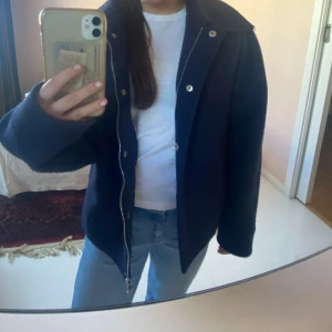 Kappa - Säljer denna superfina mörkblåa vår/höst kappan från NAKD som jag tror inte säljs längre! Den är i storlek 36 och den är lite stor på mig därför säljer jag den! Jättefint skick! Skriv för fler bilder🥰😇 lägre pris vid snabb affär!!!
