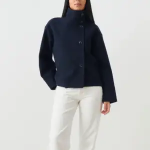 Jättefin mörkblå kappa i bra skick💕 säljer pågrund av att den inte kommer till användning.