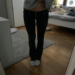 Lowwaist bootcut jeans - Low waist bootcut jeans💓 midjemått 35cm rakt över innerbensläng 79🙌 ävända fåtal gånger så som nya! 