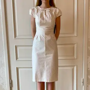 Jättefin  vit klänning i skönt material. Storlek M.  Modellen på bilden är 173 cm och har storlek 38 i de flesta andra kläder. Aldrig använd. Vi har lagt ner vår klänningsbutik och säljer ut. Nypriset är runt 2000-3000 kr