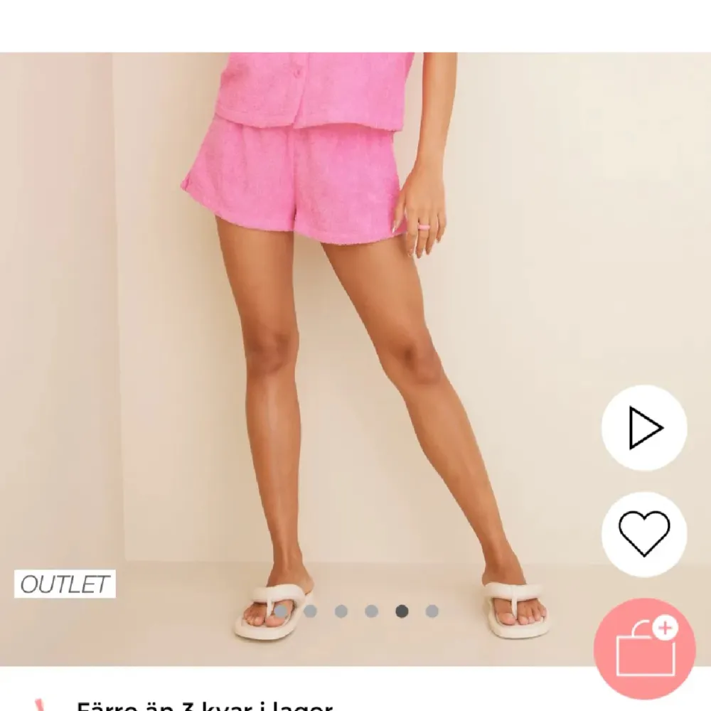 En kortärmad rosa skjorta i frotté från Nelly.com (Terry Beach Set) med knappar framtill samt en bröstficka och en krage. Använt 1 gång, som ny. Nypris för hela setet: 599 kronor.. Skjortor.