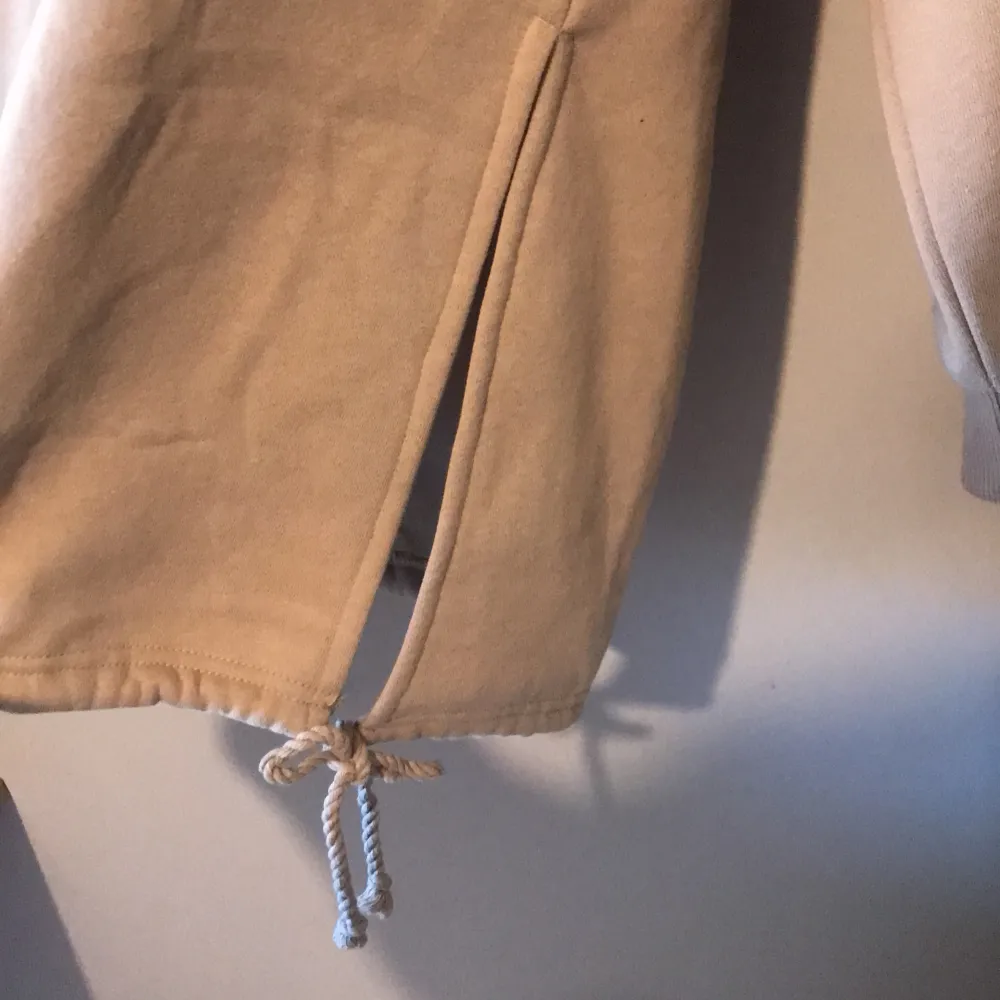 En beige lång hoodie med luva. Aldrig använd. Från lager 157. Storlek XS-S. . Hoodies.