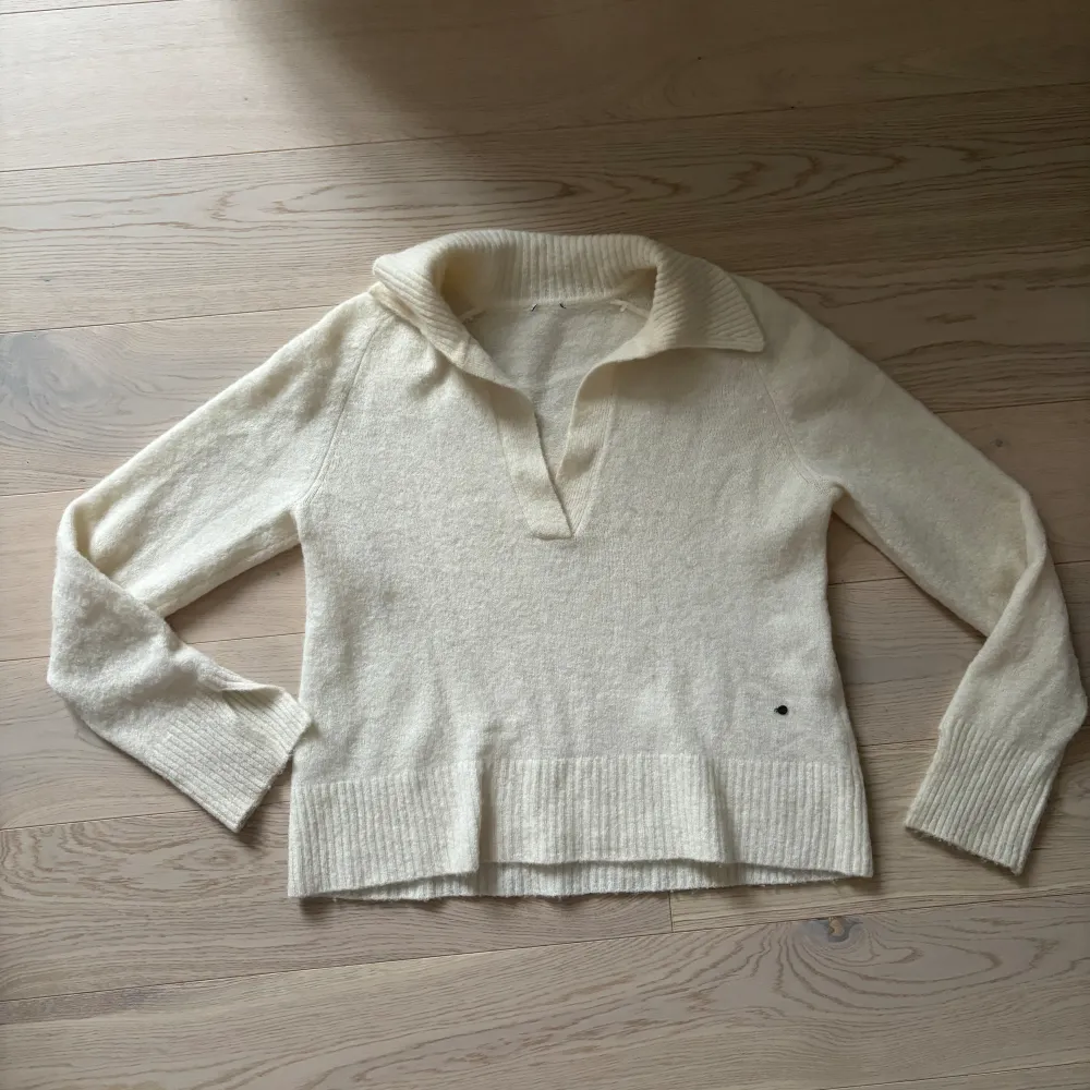 Säljer denna sjukt snygga stickade tröja i ull. Endast använd 3 gånger (obs färgen är kräm vit som sista bilden) köpt för 1700kr. Neuleet.