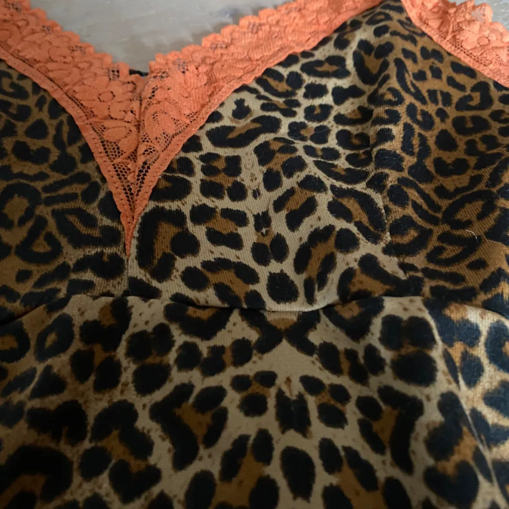  Leopard linne med spets jättebra kvalitet vet inte märket är köpt second hand  Använd gärna köp nu💕. Toppar.