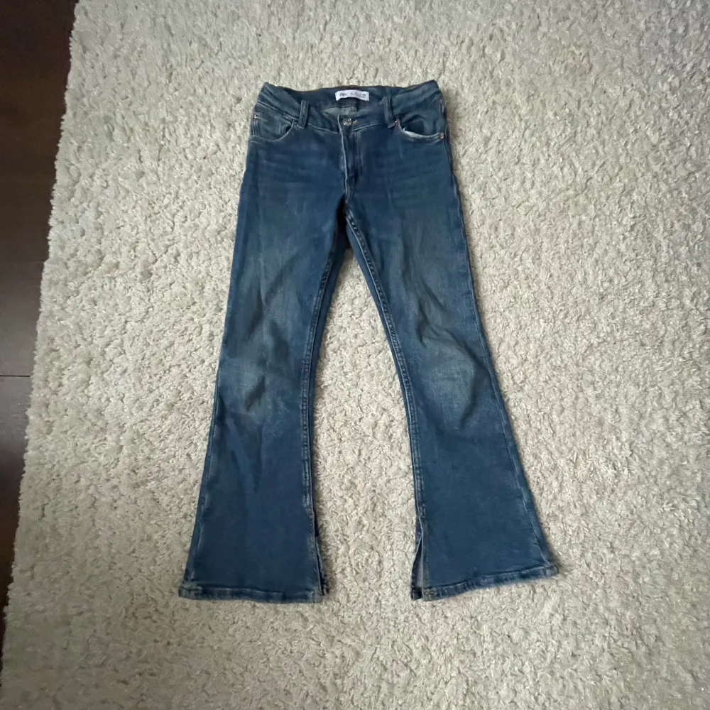 Säljer dessa söta jeans från zara i stl 140 💗 säljer pga dom är för små o därför inte kommer till användning. De är i bra skick, och inga tydliga tecken på användning. Säljer för 80kr , pris går att diskutera ❣️ hör av er vi intresse samt fler bilder. Jeans & Byxor.