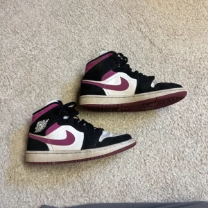 Jordan mids - Fina Jordan mids. Lite skadade under och crease men inga andra konstigheter