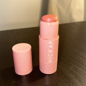 Hickap wonder stick i vintage rose - Säljer detta jättesnygga blushet från hickap i färgen vintage rose. Använd fåtal gånger. Nypris:220