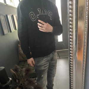 Polo hoodie - En riktigt fet polo hoodie i bra skick förutom två små hål vid mudden som knappast syns ( bild 3 ) jag på bilden är ungefär 182. Storlek S men passar även M.