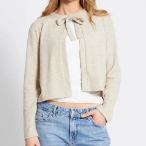 Beige kofta med rosett - Säljer denna beiga kofta i storlek S, slutsåld från lager 157! Säljer därför för utgångspriset, aldrig använd med prislapp! 😌