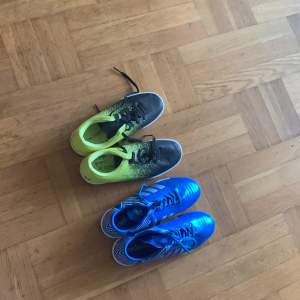 2 st fotbolls skor blå är uteskor den gröna är inomhus skor! Bra skick. Gröna är i storlek 36 och blåa är i 38!