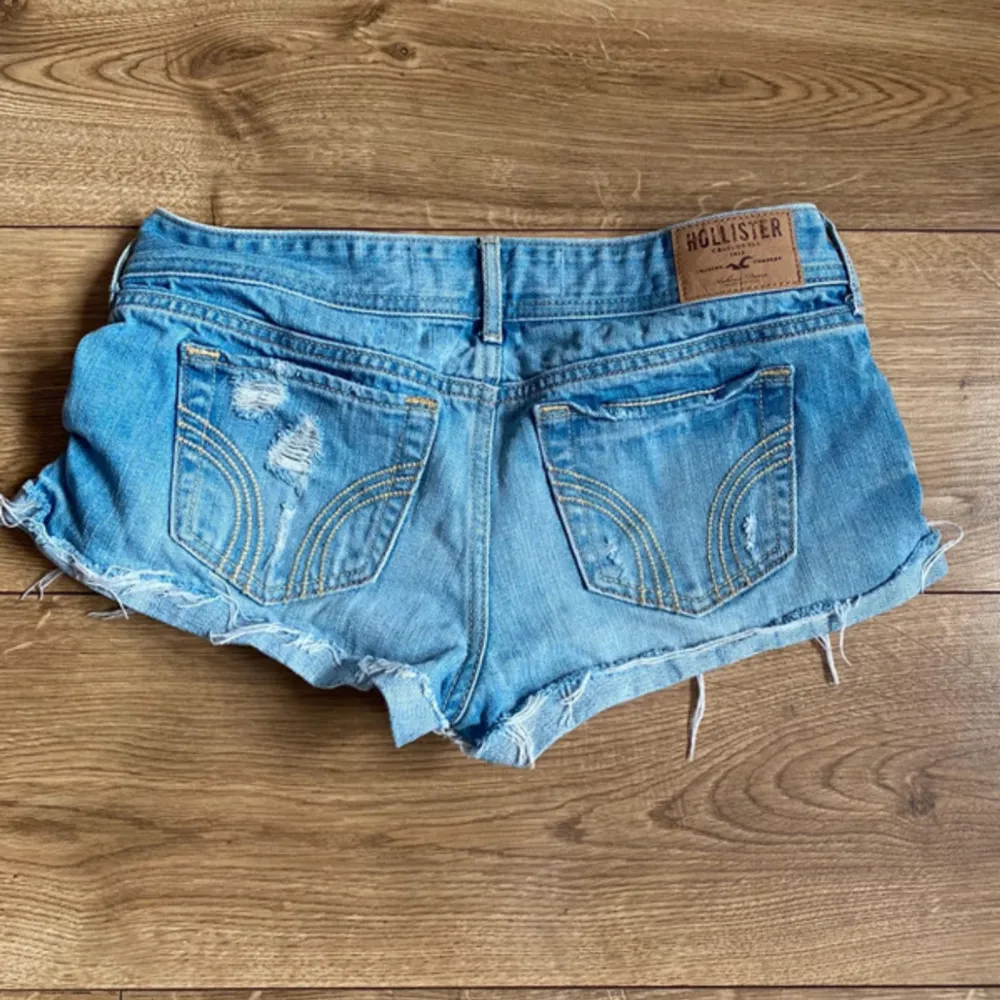 Säljer dessa snygga lågmidjade jeansshorts från hollister!🥰🥰. Shorts.