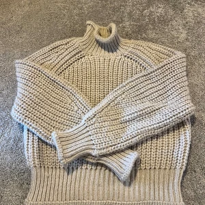 Hm jumper - Säljer mina två stickade H&M jumpers. Jättefint skick. Säljer båda för 75kr eller enskilt för 50kr  Den beiga tröjan är i storlek S  Den vita tröjan är i storlek M