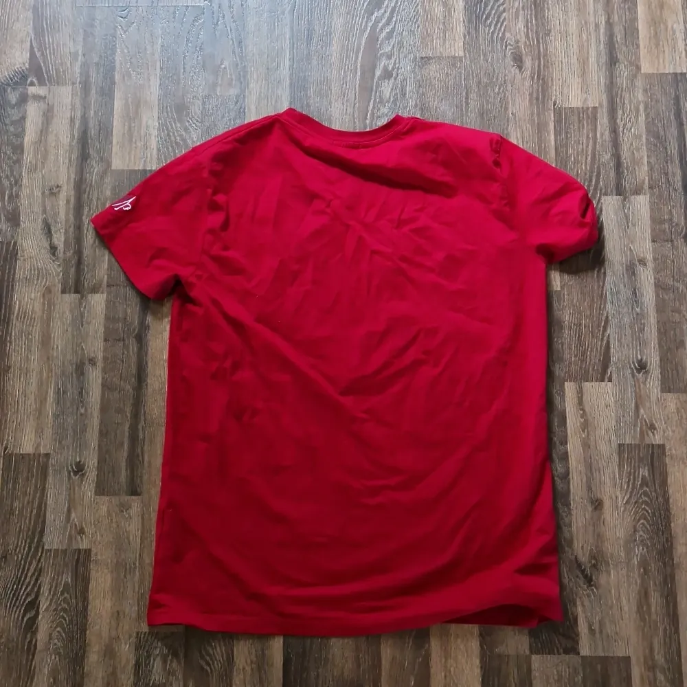 Moncler t-shirt röd helt ny . T-shirts.