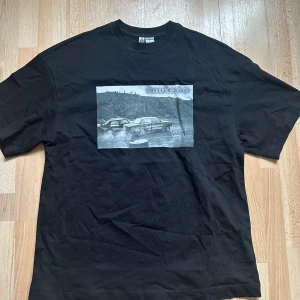 Route 66 t-shirt - Ett egendesignat tryck på en fräsch secondhandtröja. Ett tryck från vår kollektion ”Noire et Blanche”. Vårt motiv ’Route 66’ är en svartvit bild tagen av vår VDs morfar. Bilden är tagen 1984 på en biltävling i Kållered