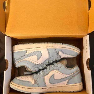 JORDAN 1 LOW "ALUMINUM” - Väldigt stiliga skor till våren/sommaren Använda med små defekter då jag har använt crease skydd och använt sko rengöring. Fick i julklapp o Säljer för dem är för små  Original pris 2799 jag säljer för endas 1300 kan sänka vid snabb affär 