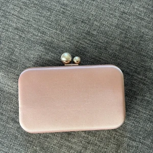 Kuvertväska  - Ljusrosa kuvertväska från forever new, endast använd vid ett tillfälle, 400 kr