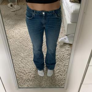Jätte fina bootcut jeans från Gina tricot i storlek 164💖 har använt 2-3 gånger och nu blivit för små! Kontakta innan köp