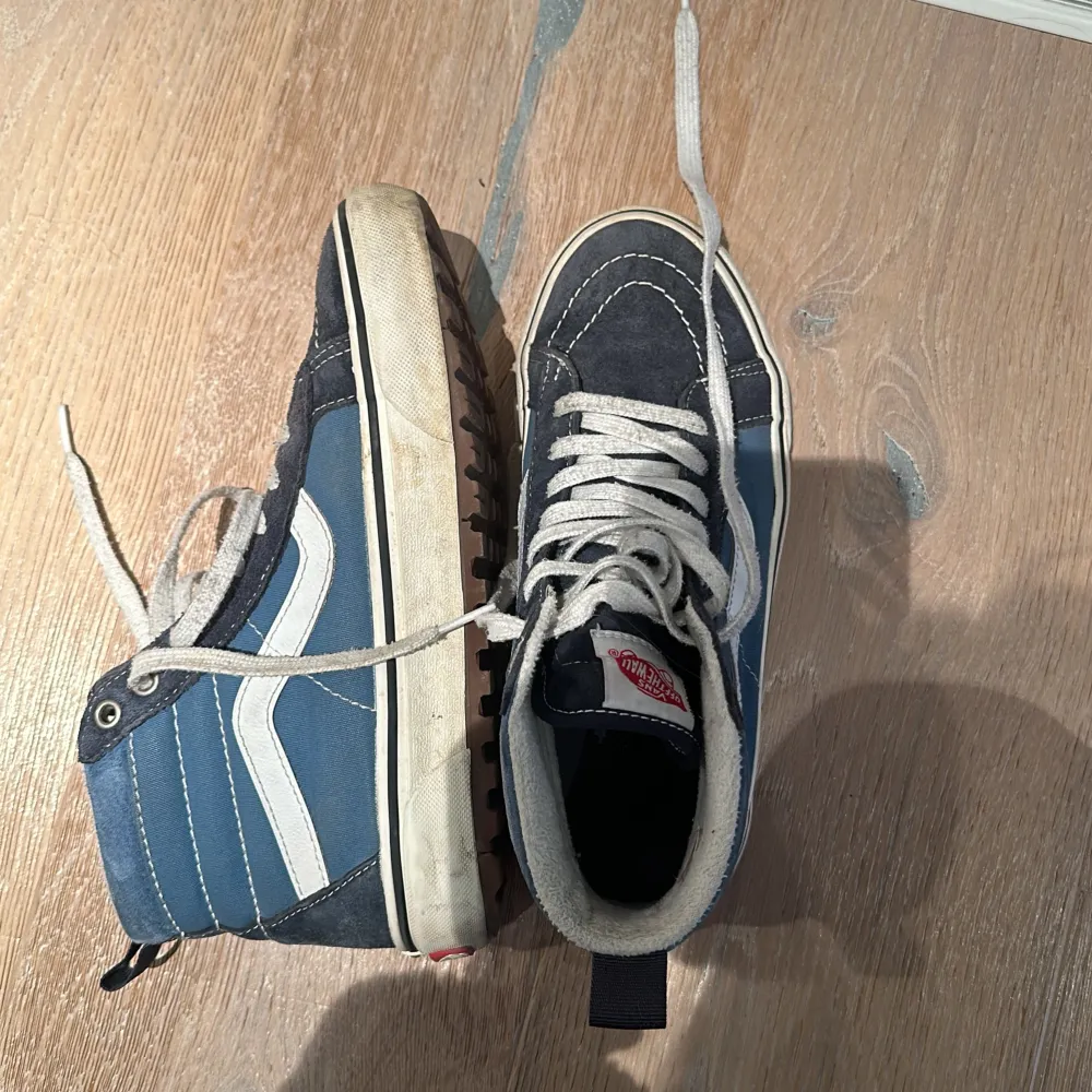 Ett par Vans sneakers i blå och de är fodrade inuti så passar perfekt till hösten/vintern. De tål regn och snö står det i skon och sulan är även lite högre. Storlek 38 men passar även 39, dom jag vanligtvis har!🤩. Skor.