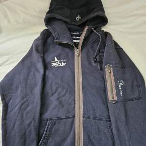  Mörkblå zip hoodie från Pelle P, utan defekter men lite stor i storleken💗hör av dig vid fler frågor