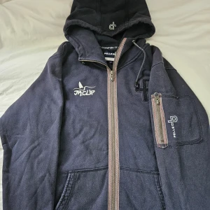 Mörkblå zip hoodie -  Mörkblå zip hoodie från Pelle P, utan defekter men lite stor i storleken💗hör av dig vid fler frågor
