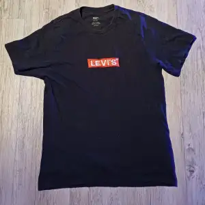 Svart levis t-shirt Knappt andvänd  Nypris: 200kr 