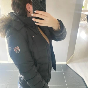 Orginal kort tommy Hilfiger vinter jacka  - Jättefin original tommy hilfiger jacka! Kort och varm. Säljer eftersom den är lite liten när jag knäpper 