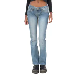 Supersnygga low waist bootcut jeans från Brandy Melville 🌸 De är smått slitna vid slutet av ena benet men syns knappt! Annars är de i bra skick 💕 Midjemåttet på jeansen är 72 cm och innerbenslängden är 82 cm 💕