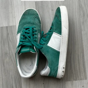 Valentino Flycrew  - Size 43,5. Extra nit följer med samt nya snören och tag från Vestiaire. Mer frågor om skorna eller fler bilder fås i pm/ Hugo