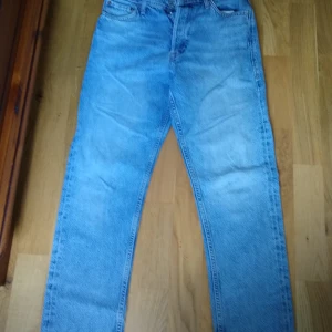 Jeans  - Fint skick men knapp lossnat, skickar med en extra