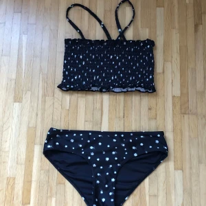 Svårt bikini från Kappahl - Bikinin har aldrig varit använd så den är i nyskick. Perfekt för barn och äldre för stranden denna sommarn. Pris kan diskuteras om det behövs😊