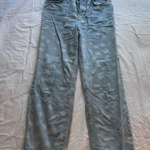 Raka jeans - Raka jeans med blommönster💕