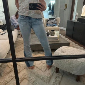 Jeans - Snygga låmidjade jeans! Säljer för bra pris då jag inte har plats!