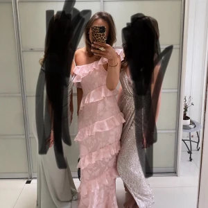 Klänning  - Säljer denna fina klänning som endast är använd en gång. Den är i storlek 40 men passar mig som vanligtvis bär 36. (Liten i storleken) 💖 slutsåld på hemsidan 