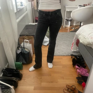 Grå/svarta lågmidjade bootcut jeans - Grå lågmidjade bootcut jeans från Zara storlek 34, men passar mig som har 36 vanligtvis. (166cm är jag)  200kr plus frakt