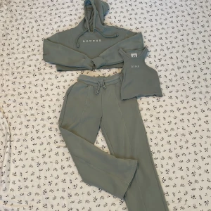 Lounge mjukisset -  Mjukisset från lounge som inte finns längre💚byxorna är upplagda av sömmerska, de passar nån som är 157-165 ungefär💚 byxorna har tappat lounge bokstäverna,& har enstaka små fläckar men syns inte när man har på sig de💚 kan sälja delarna separat💚