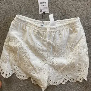 Säljer dessa oanvända shorts från zara då jag har ett par liknande🧡🧡