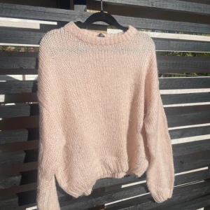 Stickad  - Stickad tröja (mer info kontakta mig)