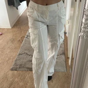 Cargo pants  - Super fina vita cargo byxor från H&m. Knappt använda, i väldigt fint skick💕köparen står för frakt, kan även mötas upp!