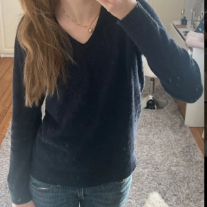 Stickad tröja Vila☀️ - Jätte fin och skön stickad tröja från Vila i mörkblå🫶 Perfekt till sommarkvällar☀️ Säljer då den tyvärr inte kommer till användning.  Skriv för mer info/bilder🩷 Köparen står för frakt.