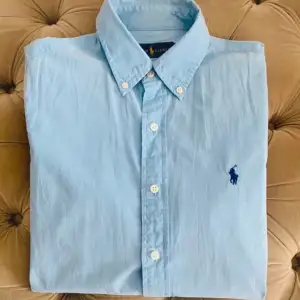 Extremt snygg Ralph Lauren skjorta i mycket bra skick med inga defekter 🍾🍾skriv om du är intresserad priset diskuteras vid snabb affär 🍾🍾