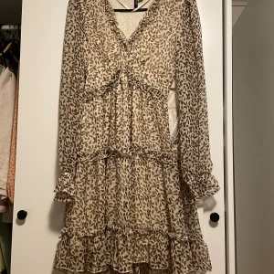 Vero moda klänning  - Jättefin sommarklänning från vero moda. Andlig använd