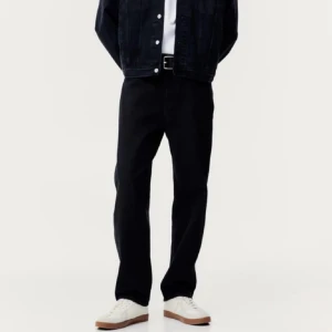 Loose jeans H&M - Loose jeans från H&M i storlek 30/30 som tyvärr är för små. Helt oanvända med prislappen kvar, slutsålda på hemsidan. 