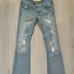 Lågmidjade bootcut jeans med hål i märket Redial, jag säljer jeansen pga att de inte används längre och de är i väldigt bra skick🩷 