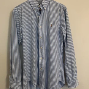 Ralph lauren skjorta - Säljer då jag använder den allt för lite och gör plats i garderob. Super fint skick! Storlek:M