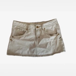 Lågmidjad kjol - Supers trendig lågmidjad kjol i en as nice färg och tvätt