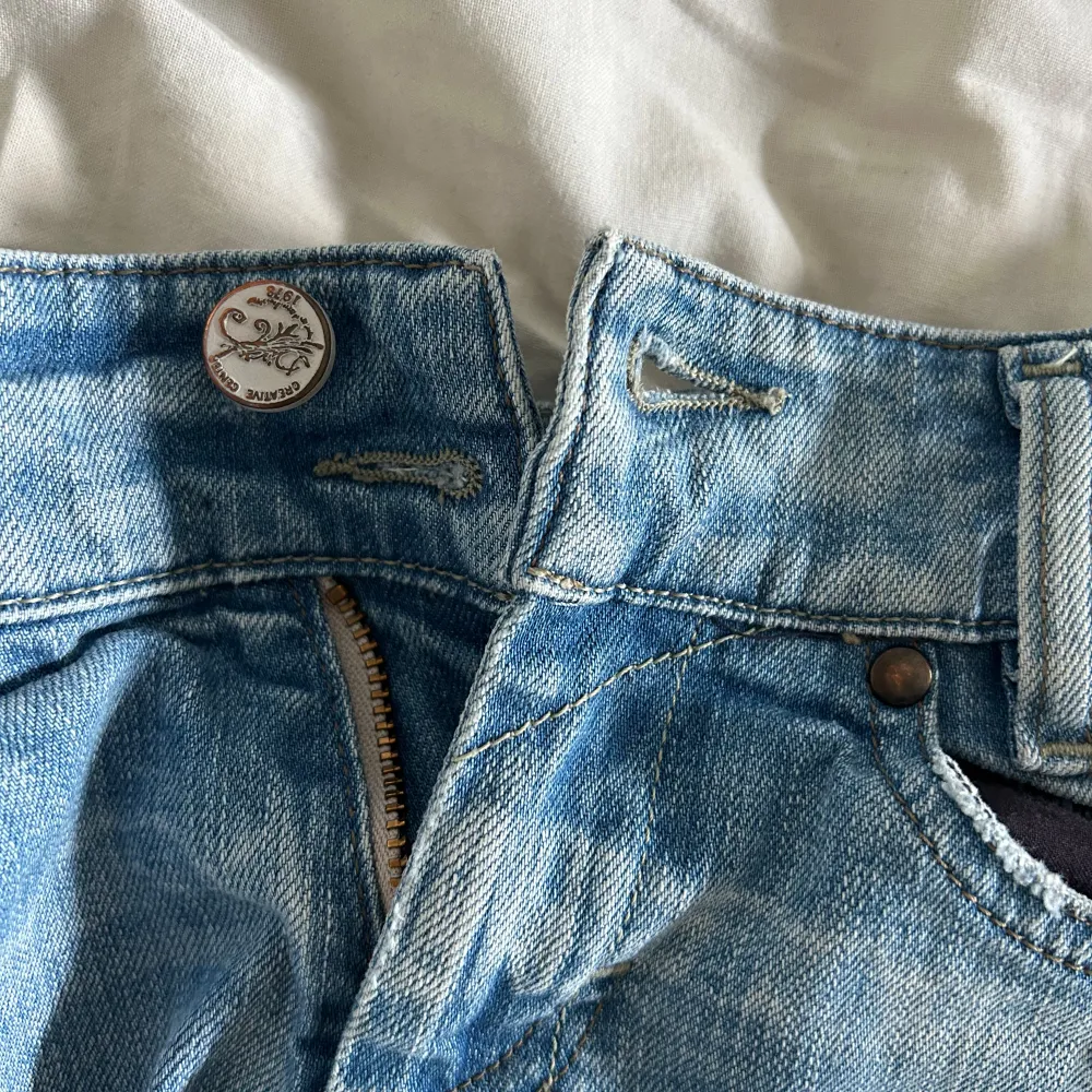 Ljus blåa lågmidjade bootcut jeans från märket diesel som tyvärr blivit för små! Tyvärr har en knapp i insidan tappats men de funkar fortfarande perfekt och det är inget som märks!  De är även väldigt slitna längst ner och även slitna vid knappen☀️💕💕. Jeans & Byxor.