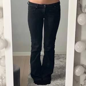 Ett par mycket fina lågmidjade bootcat jeans från h&m, i mycket bra skick!! Midjemåttet 38 cm, innerbenslängden ca 75 cm!! 1 bild lånad!!