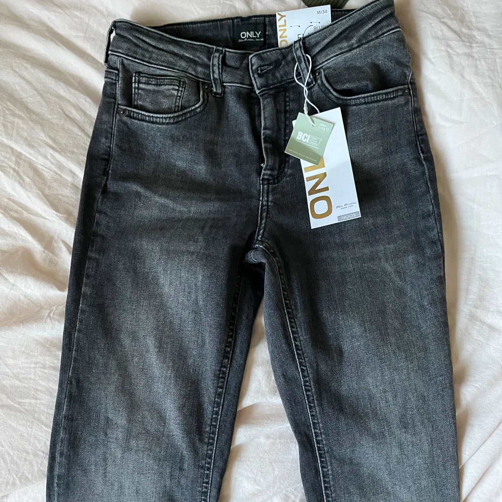 Skitsnygga jeans från only, exakt som på första bilden fast med slitsar där nere❤️. Jeans & Byxor.