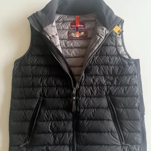 Parajumpers väst - Hej säljer min parajumpers super light weight väst. | Jag säljer då den inte används längre, använd sparsamt | Pris kan diskuteras
